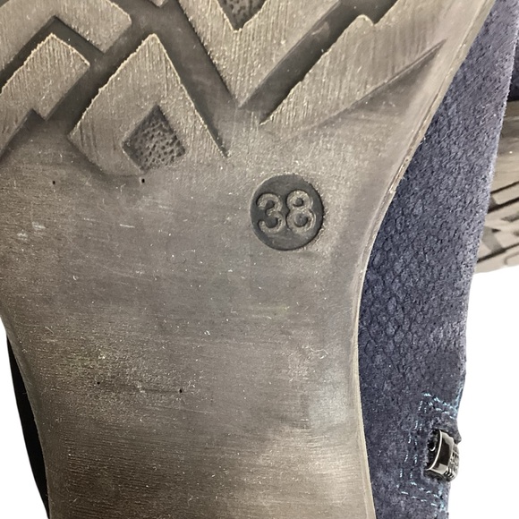 Taos Standout Suede Embossed Boot Black - Picture 9 of 13